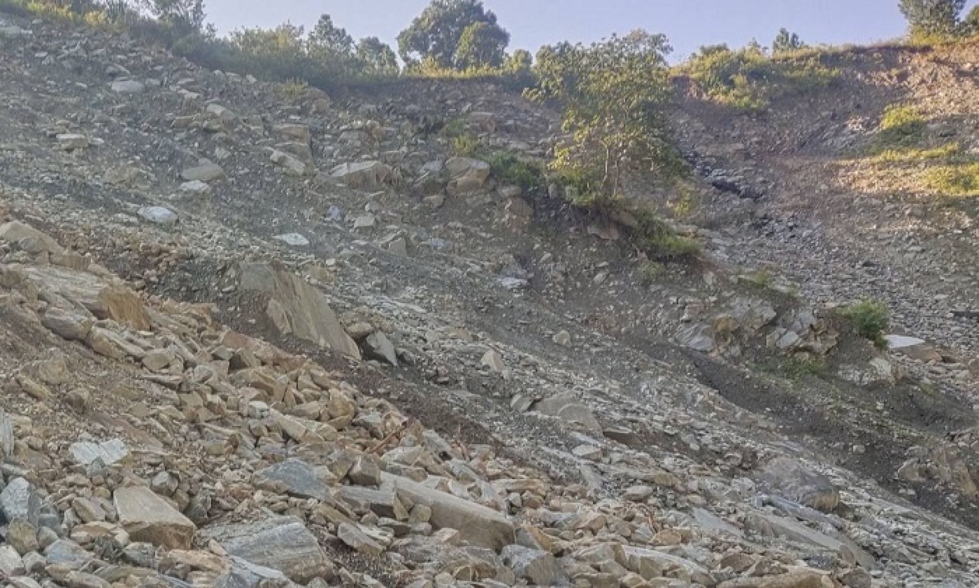 रामेछापको हिलदेवीका ९० परिवार पहिरोको उच्च जोखिममा  